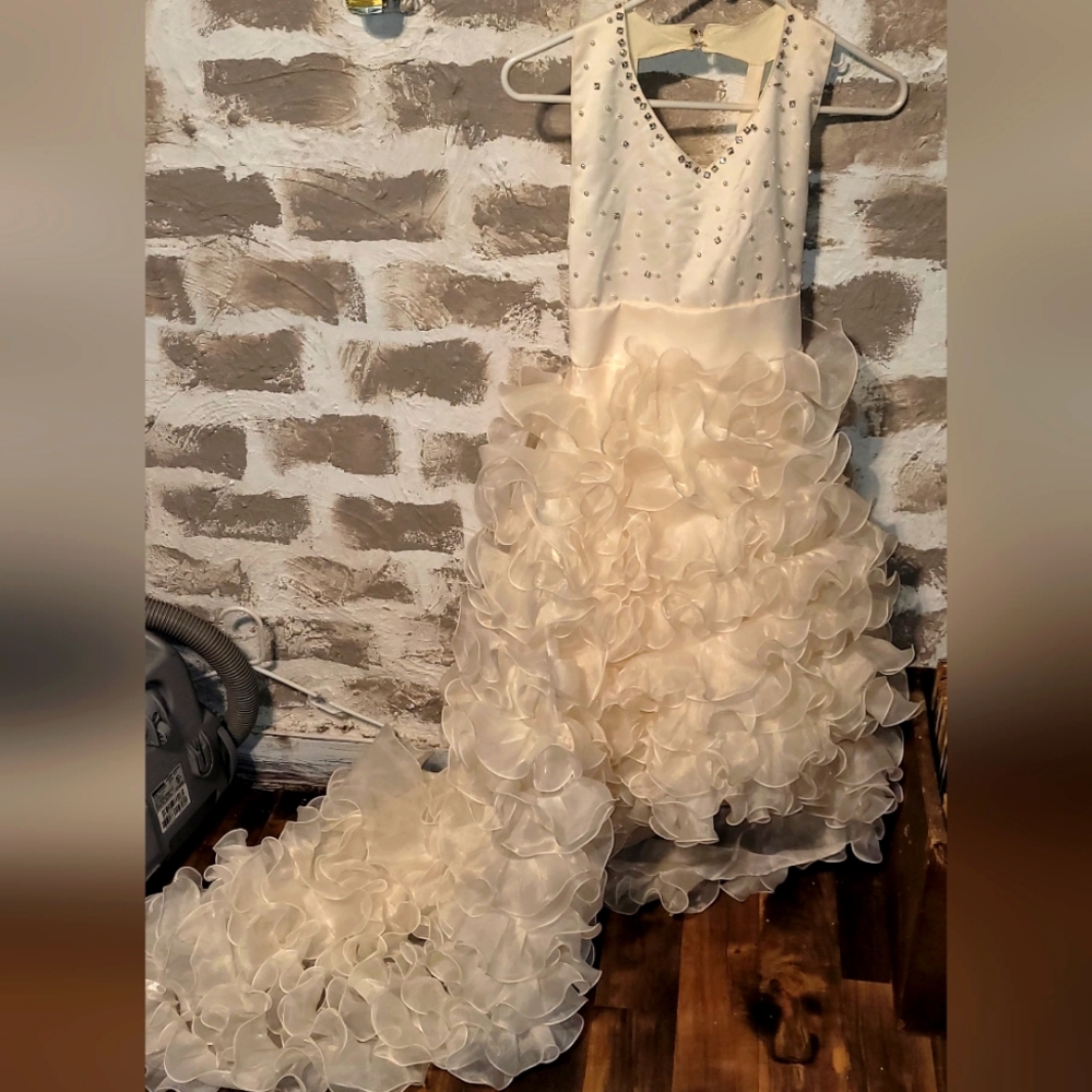 Gorgeous dress,